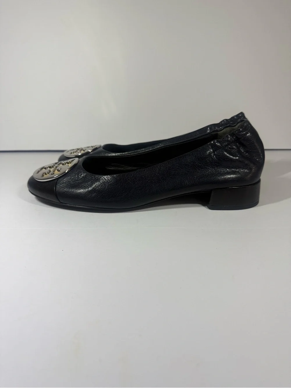 Tory Burch Navy Leather Logo Cap-Toe Ballet Flats with Gold Emblem size 7.5